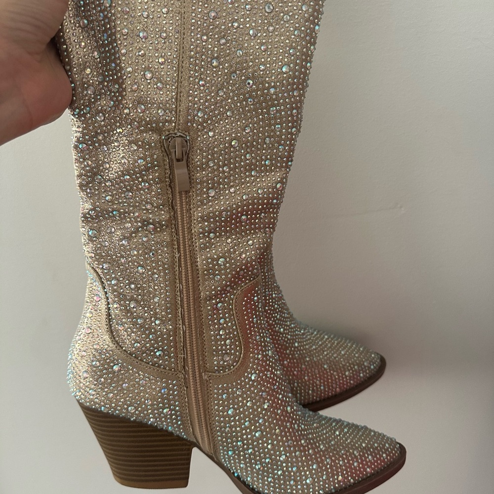 Beyond stunning cowboy boots! Totally in style and ver elegant
